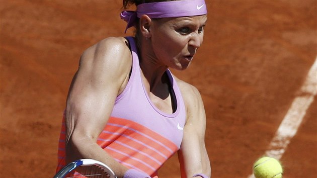 eská tenistka Lucie afáová pálí do míku v semifinále Roland Garros.