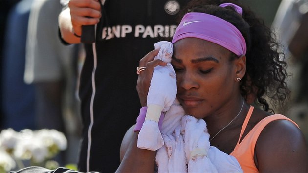 HORKO. Americk tenistka Serena Williamsov se chlad bhem semifinle Roland Garros.