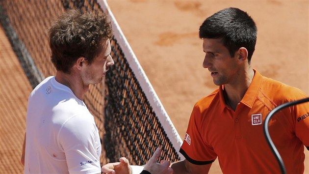 Srbsk tenista Novak Djokovi pijm gratulaci od semifinlovho soupee Andyho Murrayho na Roland Garros.
