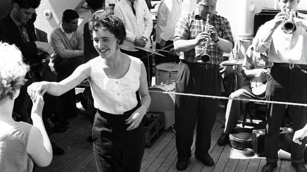 Roztanen fanynky jazzu na festivalu, kter probhal na lodi z Londna do Margate (1957)