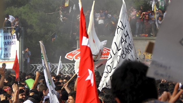 Na shromdn tureck strany HDP vybuchla bomba (5. ervna 2015).