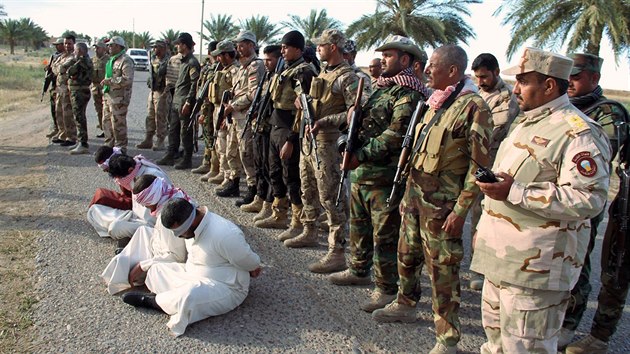Šíitské milice u iráckého Bajdží zatkly čtyři muže, které podezírají z podpory Islámského státu (28. května 2015).