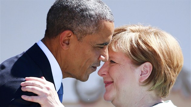Americk prezident Barack Obama se vt s nmeckou kanclkou Angelou Merkelovou ped zahjenm summitu G7 (7. ervna 2015).