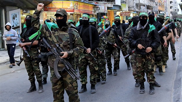 Ozbrojen kdlo Hamasu na pehldce v Gaze (23. bezna 2015).
