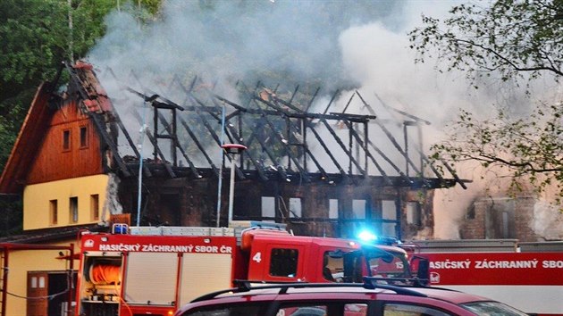 Při požáru v rekreačním objektu v Kněžmostě na Mladoboleslavsku zemřeli dva mladí lidé (5.6.2015)