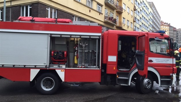 Na Pankrci spadl strom na tyi zaparkovan auta. (9.6.2015)