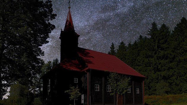 Kostel sv. Panny Marie na Gruni s hvzdnou oblohou v pozad.