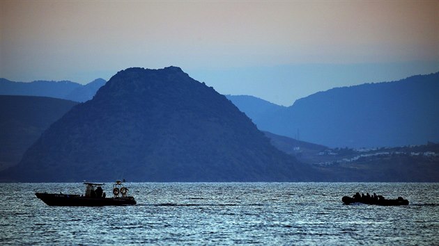 Do ecka se uprchlci vydvaj na malch nafukovacch lunech. Na snmku uprchlci u ostrova Kos (31. kvtna 2015)