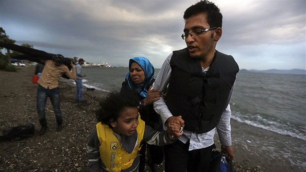 Do ecka se uprchlci vydvaj na malch nafukovacch lunech. Na snmku uprchlci po vylodn na ostrov Kos (31. kvtna 2015)