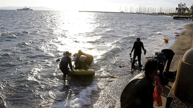 Do Řecka se uprchlíci vydávají na malých nafukovacích člunech. Na snímku uprchlíci po vylodění na ostrově Kos (31. května 2015)