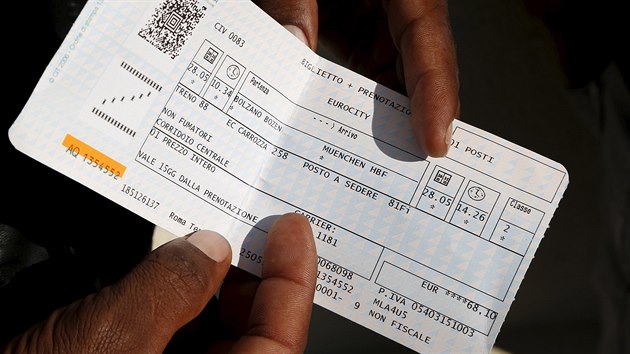 Uprchlík ukazuje jízdenku na vlak do Mnichova (28. května 2015