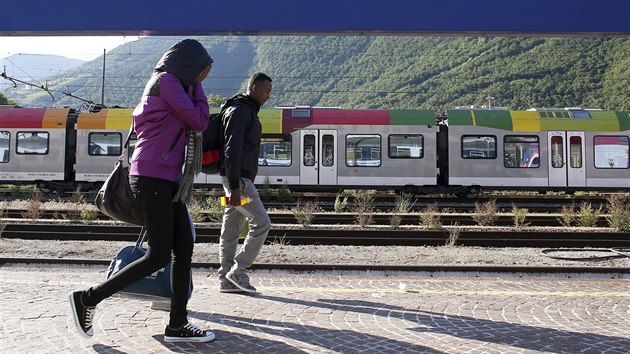 Uprchlíci čekají na vlak v italském Bolzanu (28. května 2015