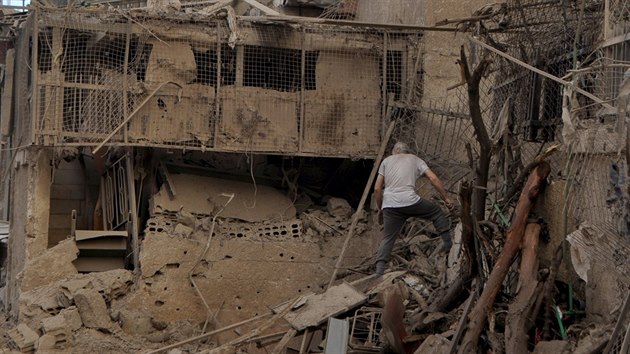 Trosky palestinskho uprchlickho tbora Jarmk na pedmst Damaku. Vojska prezidenta Bara Asada zatoila na rebely pomoc barelovch bomb (3. ervna 2015).