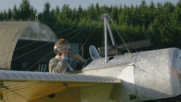Radka Máchová ve svém novém stroji Fokker E III jako válečný německý pilot