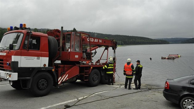 Vytažení nákladního automobilu Tatra 815 z vodní nádrže Lipno (Frymburk, 9. června 2015)
