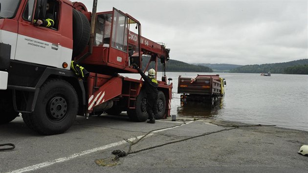Vytažení nákladního automobilu Tatra 815 z vodní nádrže Lipno (Frymburk, 9. června 2015)