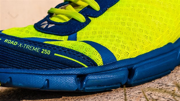 TEST: Inov-8 Road-X-Treme 250 - zajmavm a neobvyklm prvkem je dren v podrce, kter odvd vodu rychle a efektivn pry od chodidla