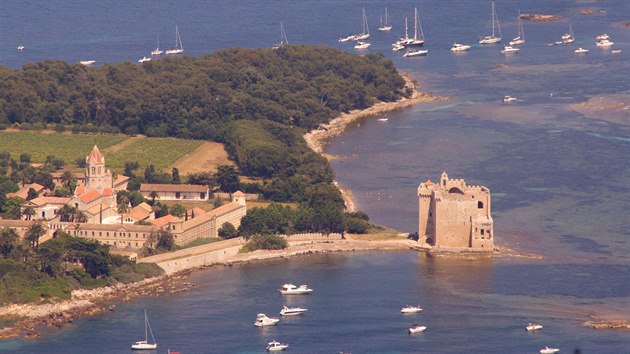 Ostrvek Saint Honorat, jeden z Lerinskch ostrov lecch jihovchodn od Cannes