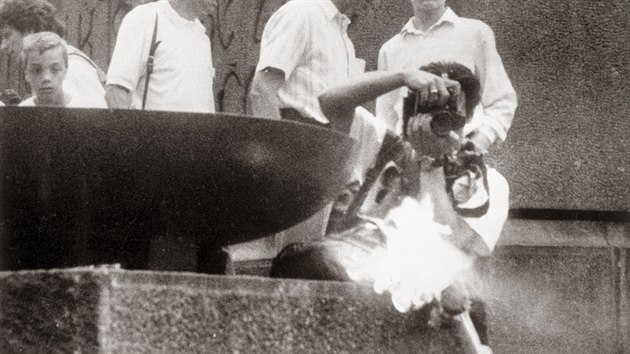 Igelitov taka, v n bylo odpalovac zazen, byla poloena u pomnku mistra Jana Husa na Staromstskm nmst v Praze. Tsn ped vbuchem se vzntila. (2. ervna 1990)