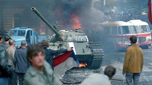 Sov�tsk� tank p�ed budovou �eskoslovensk�ho rozhlasu na pra�sk�ch Vinohradech. (21. srpna 1968)
