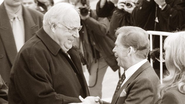 Prezident Vclav Havel s manelkou Dagmar vtaj nmeckho spolkovho kancle Helmuta Kohla pi jeho nvtv Prahy. (22. ledna 1997)