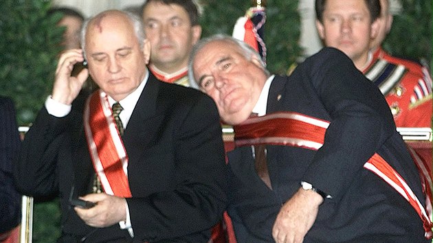 Bývalý ruský prezident Michail Gorbačov a bývalý německý kancléř Helmut Kohl navštívili Prahu při desátém výročí Sametové revoluce. (17. listopadu 1999)