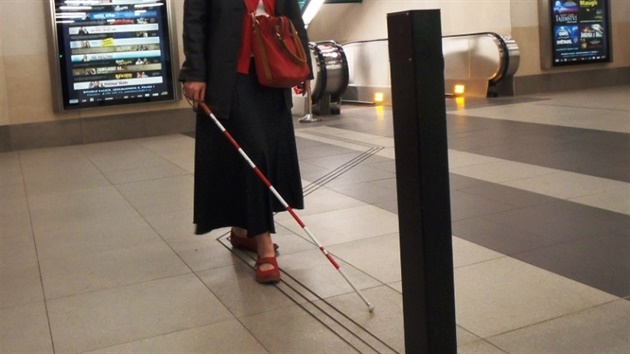Lia Kasslová jde ve stanici metra Boislavka podle vodicích rýh. Tak to...