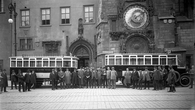 Slavnostní zahájení provozu autobus ped Staromstskou radnicí 20. ervna 1925.