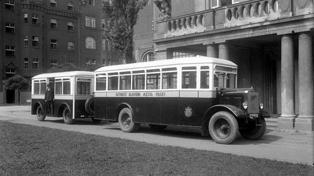 Autobus Praga NO s vlekem v roce 1927.
