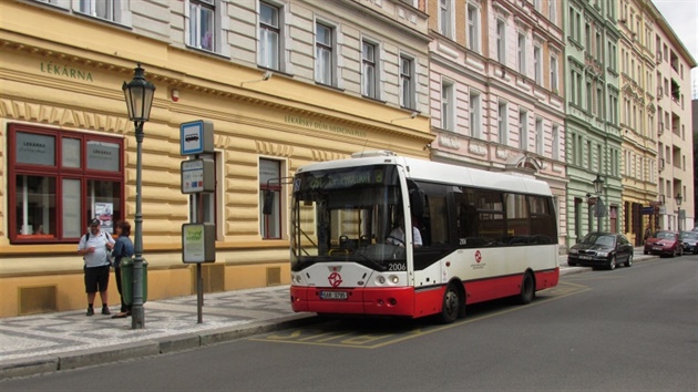 Autobus Ikarus E91.AR . 2006 na lince 291 v zastávce Na Bojiti 9. ervence...