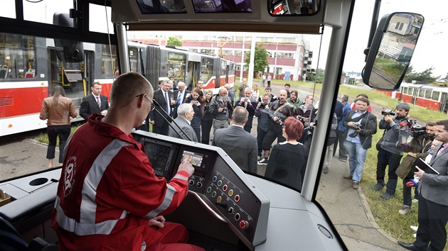 Tramvaj typu EVO1 byla slavnostn poktna v Hostivai. Stane se první...