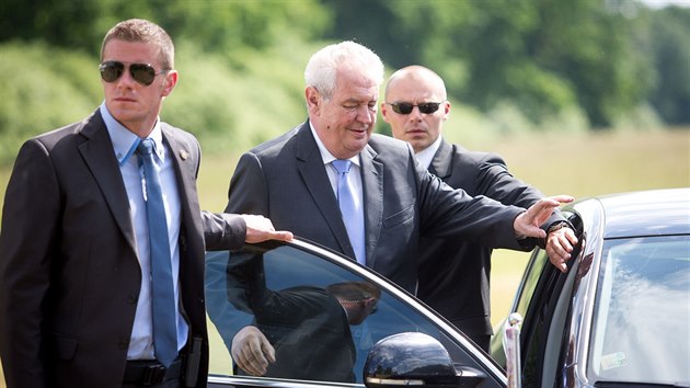 Prezident Miloš Zeman přijíždí na břeh rybníka Rožmberk.