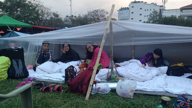 V hlavním městě Nepálu žili lidé několik dní po ničivém zemětřesení hlavně na ulicích a ve stanech.