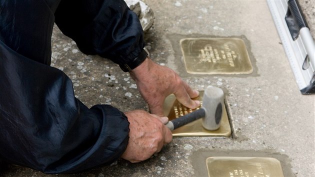 V Peruci pibyly ti Stolpersteiny. Pipomnaj pamtku rodiny Rosenbaumovy.