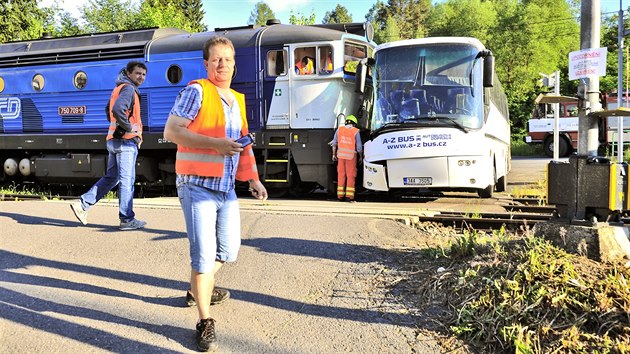 Vlak se na elezninm pejezdu v Lukch nad Jihlavou stetl s autobusem. Tsn ped pjezdem soupravy idi vyvedl cestujc ven (2. ervna 2015).