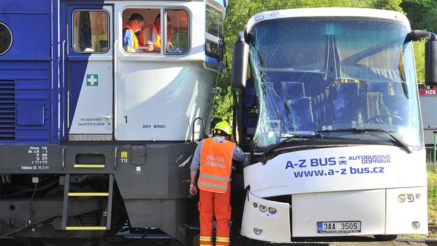 Vlak se na elezninm pejezdu v Lukch nad Jihlavou stetl s autobusem. Tsn ped pjezdem soupravy idi vyvedl cestujc ven (2. ervna 2015).