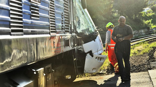 Vlak se na elezninm pejezdu v Lukch nad Jihlavou stetl s autobusem. Tsn ped pjezdem soupravy idi vyvedl cestujc ven (2. ervna 2015).