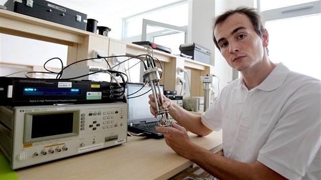 Ticetilet fyzik a doktorand na brnnskm VUT Marin Klampr s pomoc nanostic vyvj materil, kter dle odol psoben elektiny.