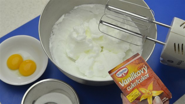 Dále do vypracovaného sněhu zašlehejte po lžících vanilkový i krupicový cukr a pak žloutky, postupně jeden po druhém. 