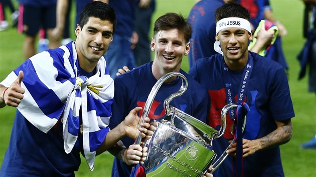 HVZDN TRIO Luis Surez (vlevo), Lionel Messi a Neymar pzuj s pohrem pro vtze Ligy mistr. Barcelona ve finle v Berln porazila Juventus.