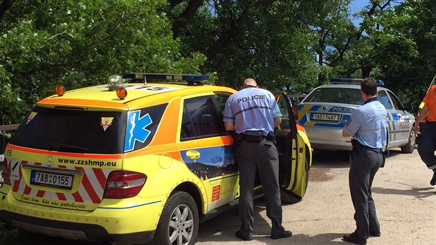 V Holeovicch zemel ve stedu dopoledne pracovnk drah, kter na kolejch istil vhybky. Nezabil ho vak stet s vlakem, zemel kvli srden phod.