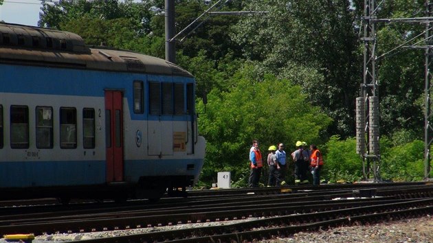 V Holeovicch zemel ve stedu dopoledne pracovnk drah, kter na kolejch istil vhybky. Nezabil ho vak stet s vlakem, zemel kvli srden phod.