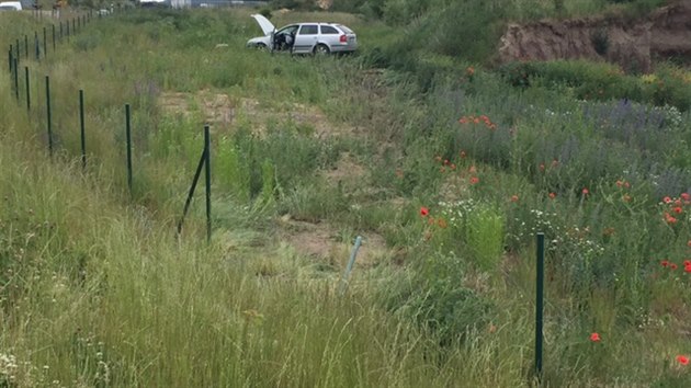 idika na dlnici pravdpodobn usnula, vozidlo pot nabouralo do plotu a sjelo do pole.