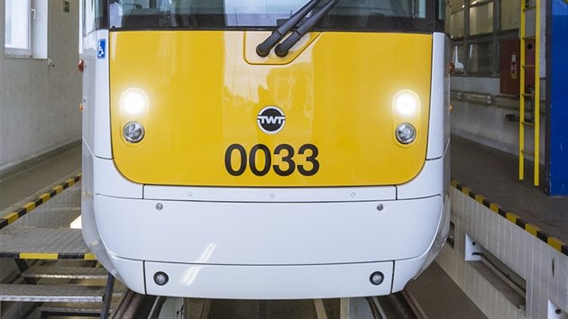 Nová nízkopodlažní tramvaj EVO1, která bude testována v pražských ulicích.