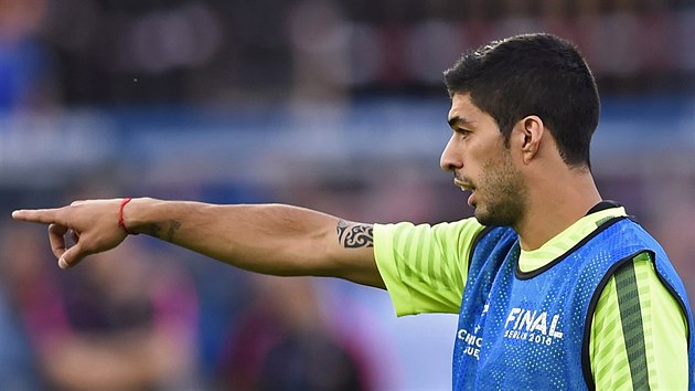 TAM. Luis Suarez gestikuluje na trninku ped finle Ligy mistr, v nm jeho Barcelona naraz na Juventus.