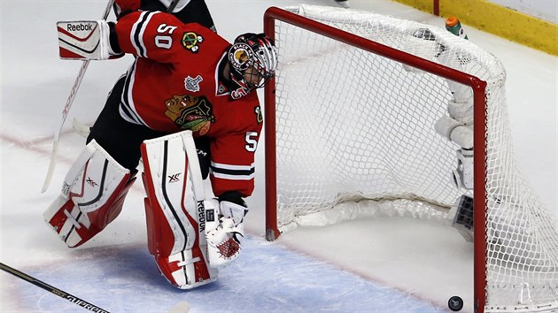 ROZHODNUTO. Brank Chicaga Corey Crawford inkasuje, pekonal ho Cedric Paquette z Tampy Bay.