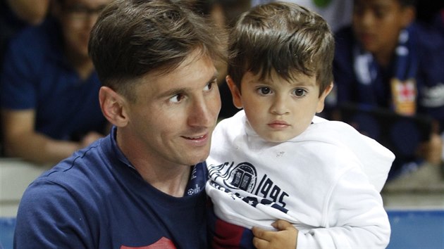 Argentinsk tonk Lionel Messi slav triumf v Lize mistr se svm synem Thiagem.