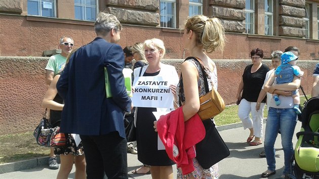 Lid z drustva Svatopluk, kte si na sv nklady dostavili byty po zkrachovalm H-Systmu, pili na jednn Vrchnho soudu v Praze. (4.6.2015)