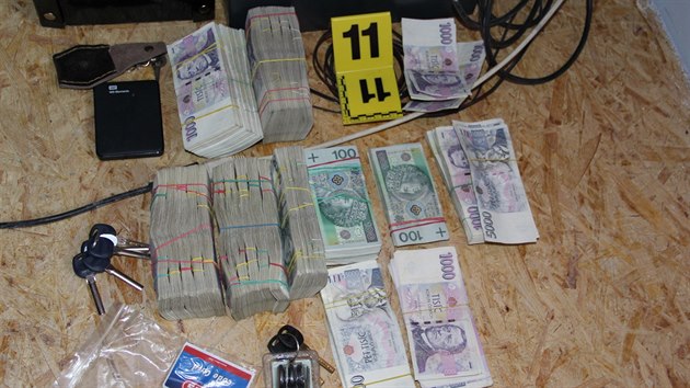 Pi ztahu na vrobce a dealery drog policist nali i pt milion korun v hotovosti.