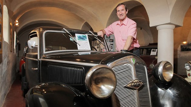 Expozice vozidel NDR v Plzni. Muzeum vlastn a provozuje Pavel Kovk. Na snmku je s nejstarm expontem - automobil DKW F7 z roku 1938 od nmeckho vrobce Auto Union. (29.5. 2015)